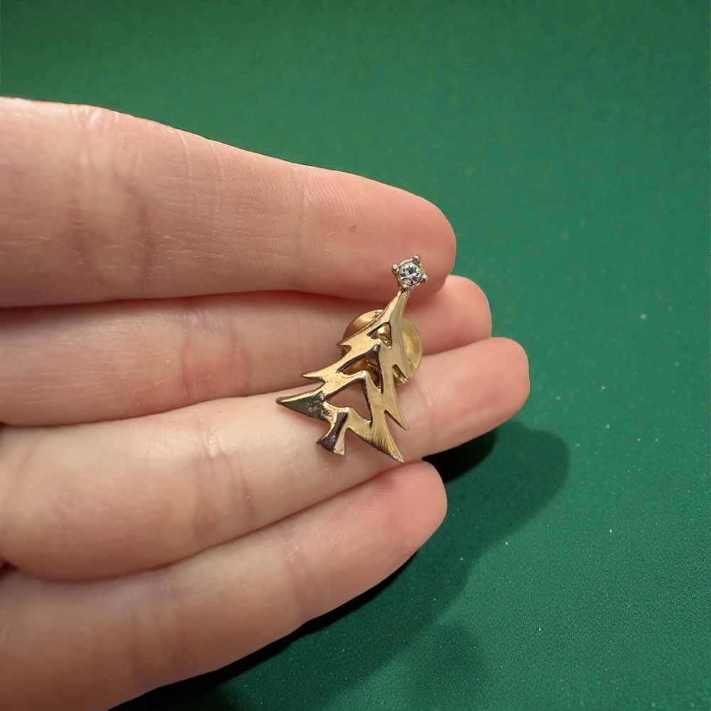 Signed Avon Gold Tone Christmas Tree Shaped Brooch Pin w Diamond Accent